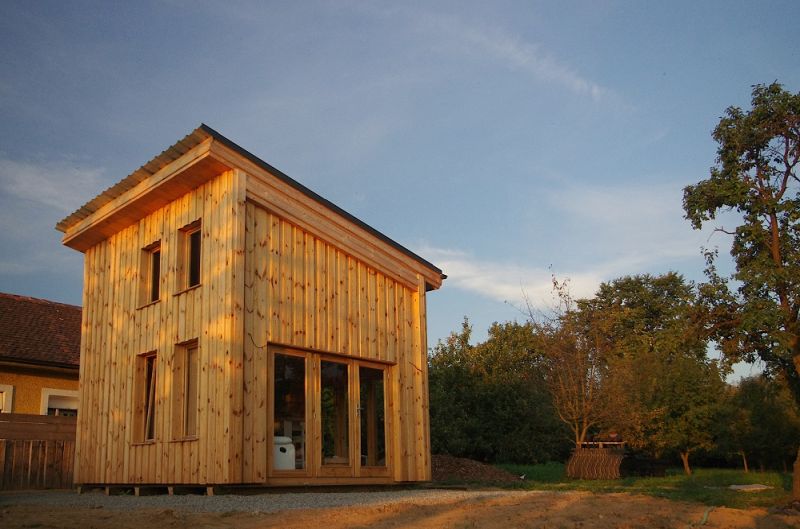 Moderní chaty ze dřeva do 25 metrů čtverečních s podkrovím